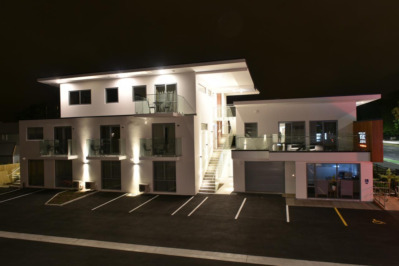 103 Prince Of Bealey Motel Christchurch Eksteriør bilde The hotel at night
